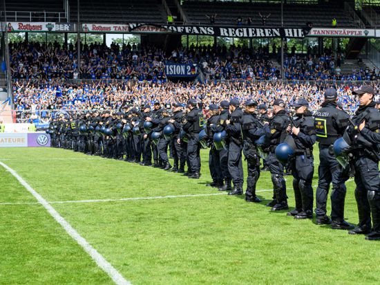 Feature, Sicherheitskraefte der Polizei riegeln das Spielfeld nach Spielende ab.

GES/ Fussball/ Badischer Fussball-Verband Pokal-Finale: Karlsruher SC - SV Waldhof Mannheim, 26.05.2019