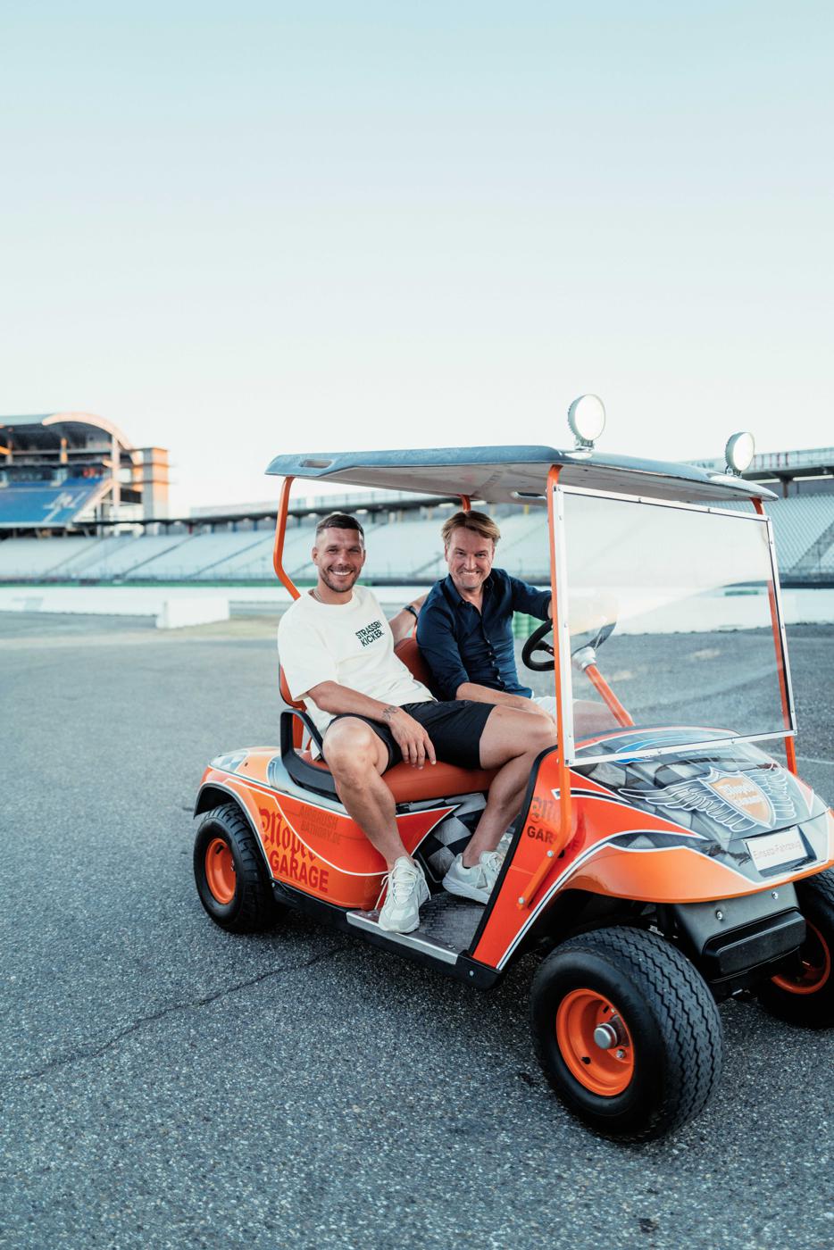 Der Weltmeister und Unternehmer Lukas Podolski (links) und der Musikproduzent und Ex-Wendler Manager, Markus Krampe, beim Glücksgefühle-Festival 2023.