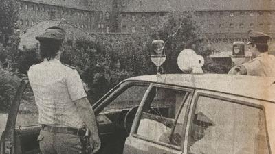 Polizei mit Wagen vor Gefängnis Bruchsal