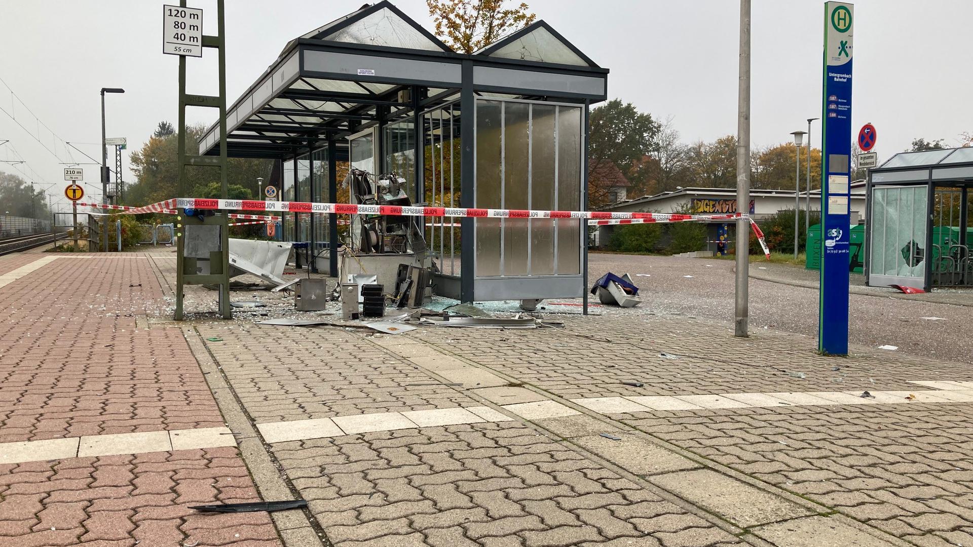 Gegen 1.30 Uhr in der Nacht auf Freitag haben Unbekannte einen Fahrkartenautomaten am Bahnhof Bruchsal-Untergrombach gesprengt.