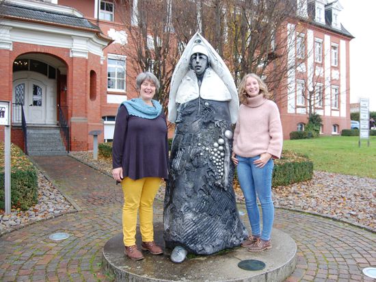 Die Hebammen Margret Bauer und Franziska Rehbein an der Skulptur Ordensschwester von Jürgen Goertz.