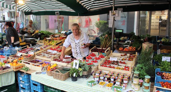Hildegard Harböck am Marktstand, wo sie über 50 Jahre lang Obst, Gemüse und selbstgemachte Aufstriche verkauft hat