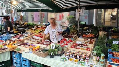 Hildegard Harböck am Marktstand, wo sie über 50 Jahre lang Obst, Gemüse und selbstgemachte Aufstriche verkauft hat