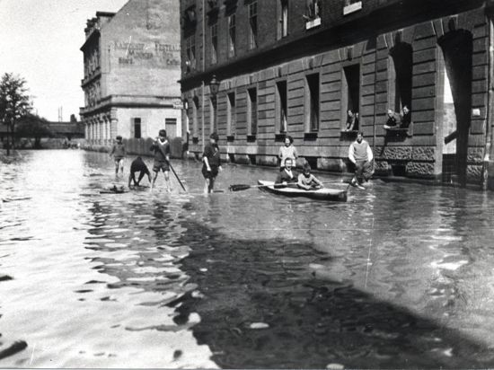 Mit den Paddelbooten auf der Bismarckstraße, 8.5.1931