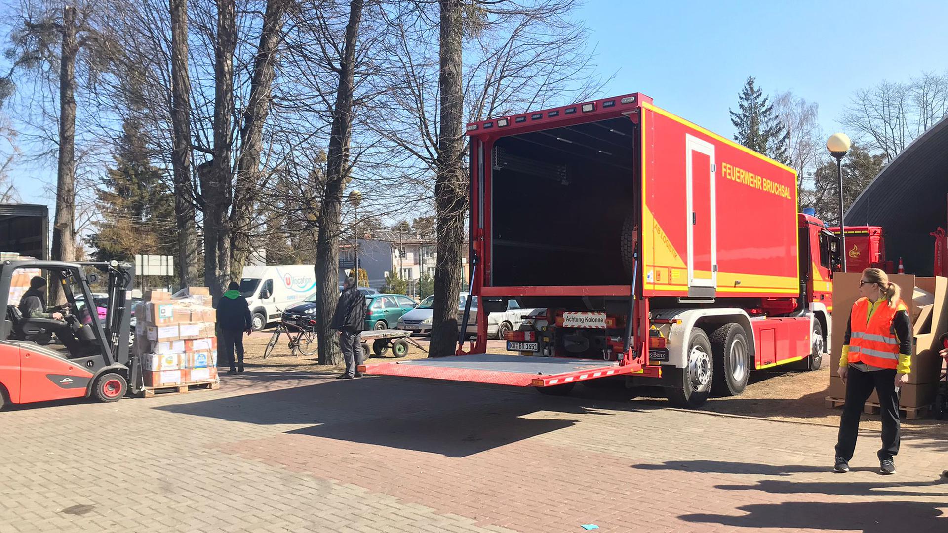 Ausrüstung für Feuerwehrleute: Drei Bruchsaler Kameraden haben unter anderem Pumpen, Stiefel, Rettungssatz für ukrainische Einsatzkräfte nach Tomaszów geliefert.