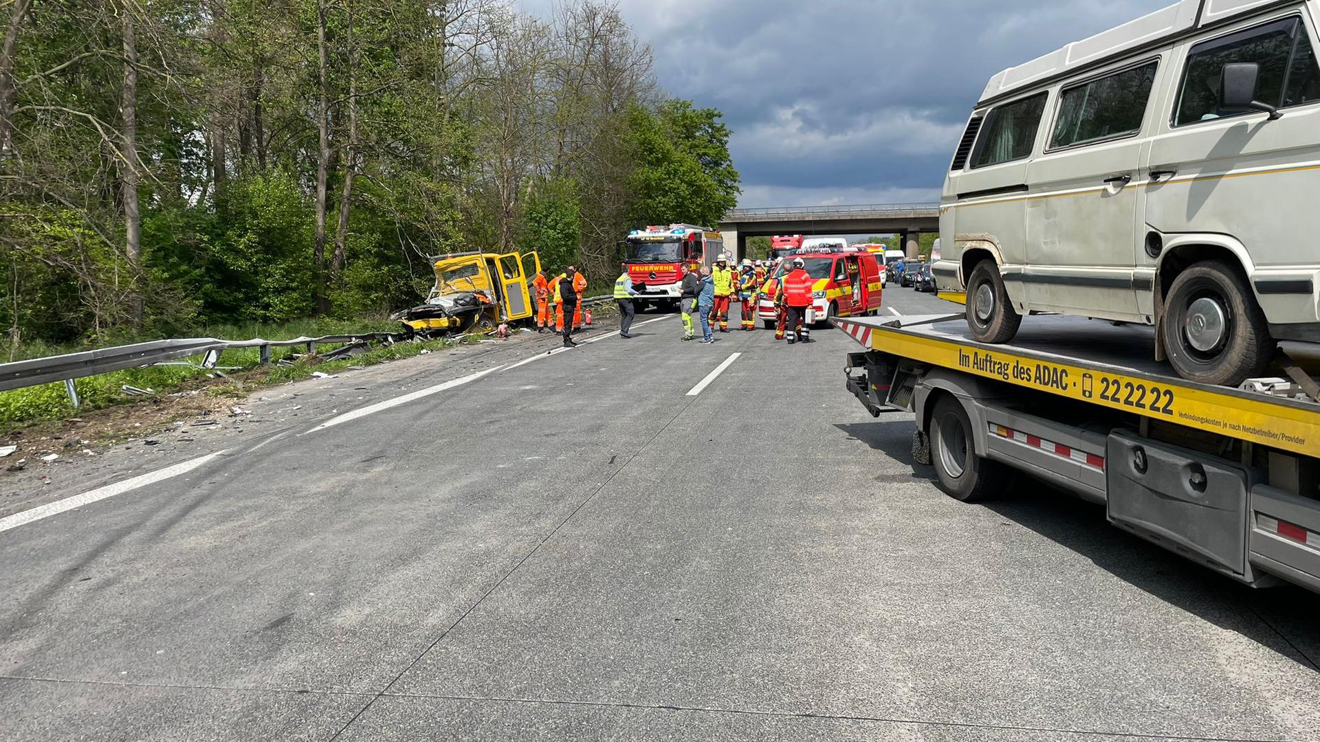 Einsatz für die Feuerwehr: Bei Büchenau ist es am Montag zu einem schweren Unfall auf der A5 gekommen. Weil die Aufräumarbeiten aufwendig sind, muss die Autobahn komplett gesperrt werden. 