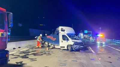 Unfall auf Autobahn in der Nacht, beschädigter Kleintransporter