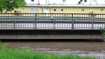 Katzbach: Beim Hochwasser Ende Mai 2013 passte der Katzbach gerade noch so unter der Brücke am Ortsausgang Richtung Weiher durch. Auf dem Foto ...28 erkennt man gut, dass der Bach auf fast die doppelte Breite angewachsen war.