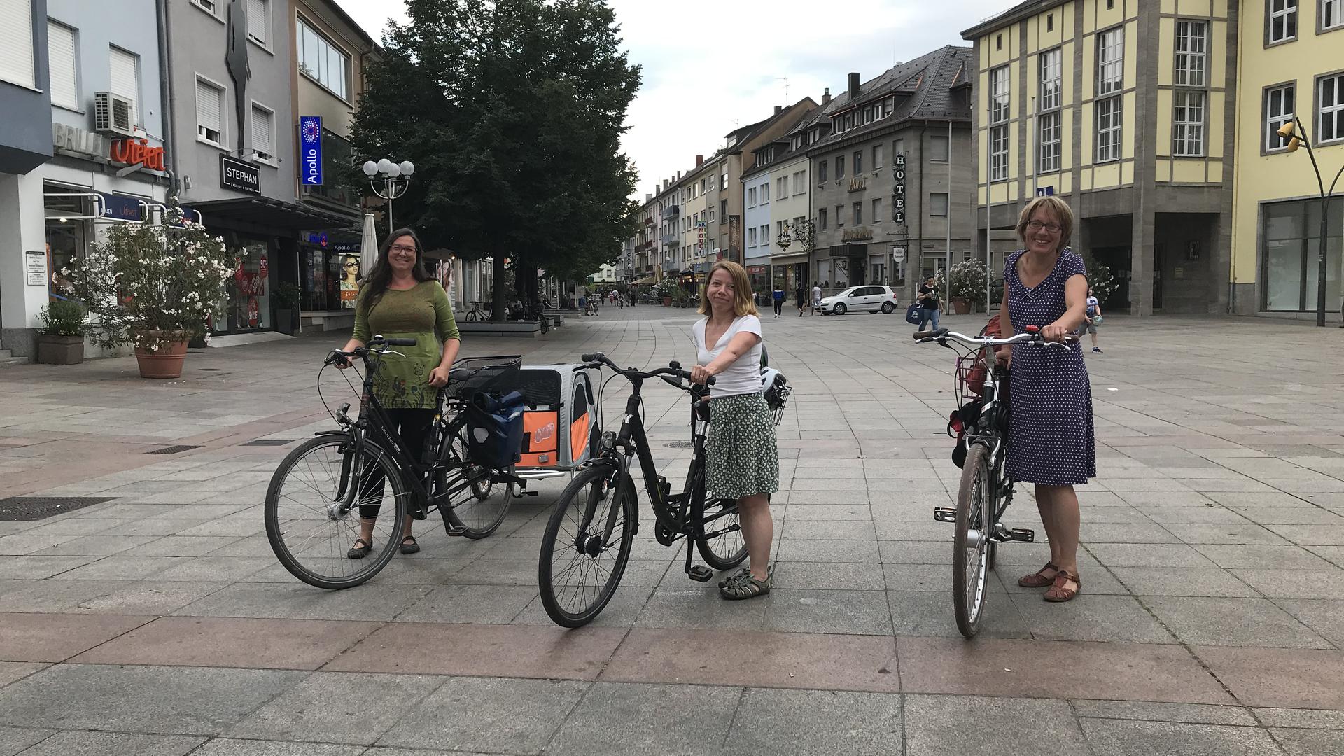 Drei Frauen mit Fahrrädern