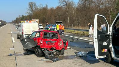 Schwerer Unfall auf der A5: Nördlich von Bruchsal kam es zu einer Kollision mehrerer Fahrzeuge mit einem Lkw. Die Autobahn musste  zeitweilig voll gesperrt werden. 