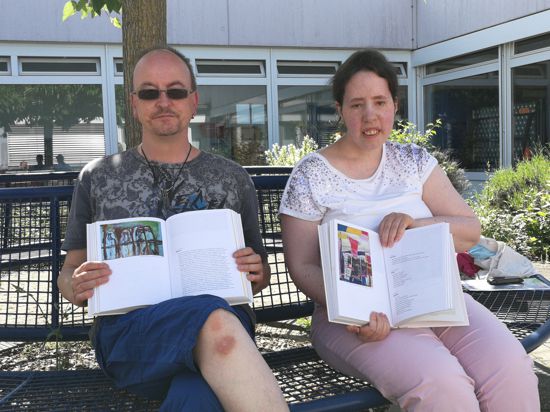 Stolz präsentieren Andreas Schroff und Milena Spengler das Buch „Heraus mit den Sprachen!“, in dem ihre selbst geschriebenen Geschichten erschienen sind
