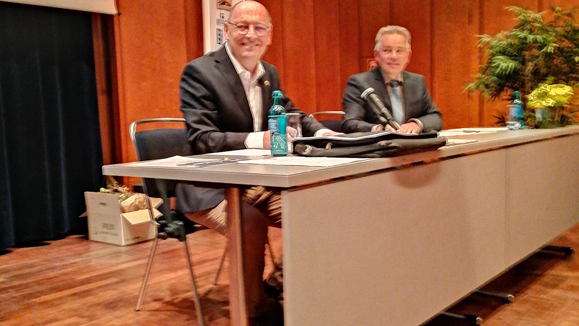 44 Jahre im Vorstand aktiv: Andreas Gehard (links) mit seinem Nachfolger im Amt, Steffen Moser, bei der Jahreshauptversammlung des SCB 