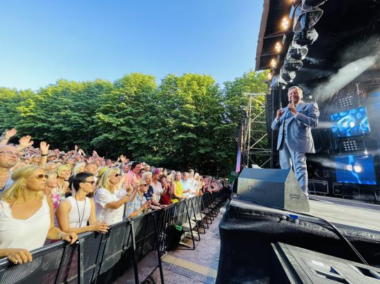 Roland Kaiser genießt die Zuneigung seiner Fans: Rund 6.500 waren am Freitag in den Bruchsaler Schlossgarten gekommen, um die große Show des Grandseigneurs des Schlagers zu erleben.