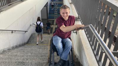 Weil der Aufzug an Gleis 1 streikt, hangelt Thilo Prünte sich rückwärts im Rollstuhl die Treppe hinunter.