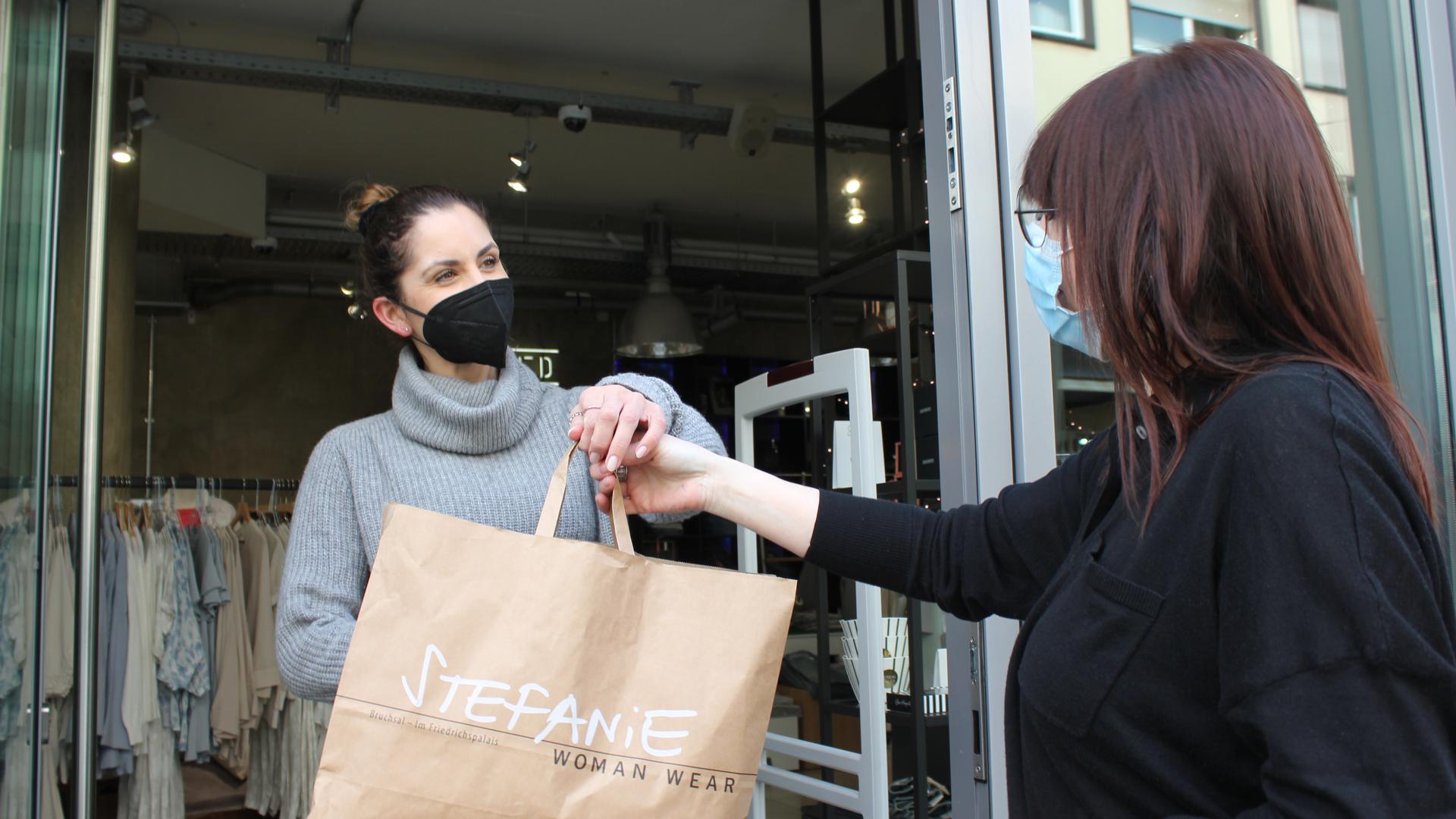 Schwere Zeit: Unterschiedliche Erfahrungen machen die Einzelhändler in der Bruchsaler Innenstadt (links: Stefanie Stanic) mit Einkauf per Abholung. 