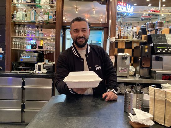 Ramo Eztürk bietet im Café Extrablatt Überraschungsboxen mit Resten vom Frühstücksbuffet an. 