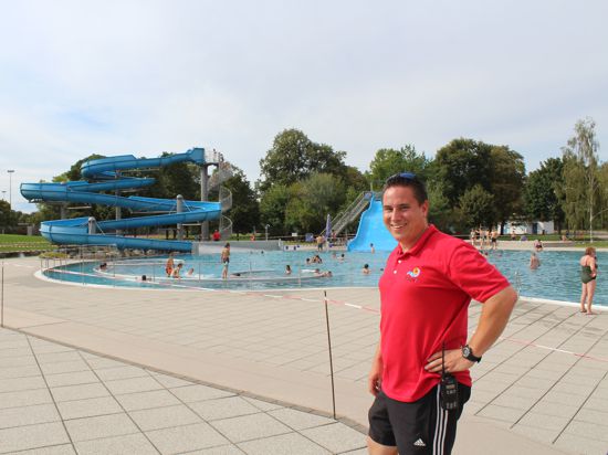 In vollem Einsatz: Bademeister Jan Füssel muss darauf achten, dass die Besucher im Schwimmbad Sasch in Bruchsal die Corona-Regeln einhalten. 