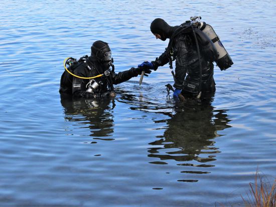 Die Polizeitaucher der Wasserschutzpolizei üben regelmäßig für Einsätze. Dabei wird auch schon mal ein Messer gefunden. Auch bei der aufwendigen Suchen nach der verschwundenen Ukrainerin waren Polizeitaucher in Gewässern bei Bad Schönborn und Kronau unterwegs. 