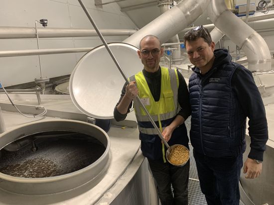 Julian Hoffmann und Thomas Schumacher im neuen Weichebereich der Malzfabrik Durst in Heidelsheim