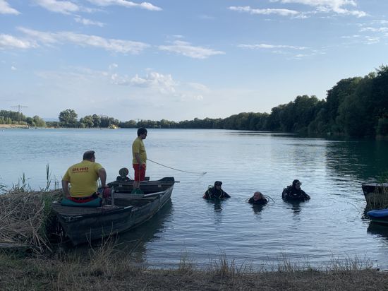 Tauchübungen am See Fahrteich in Büchenau - DLRG übt die Rettung an den Seen der Region