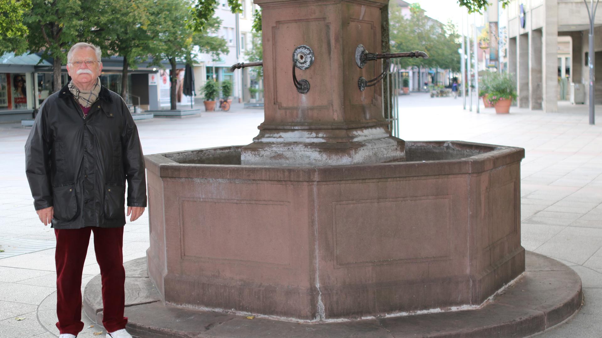 Jürgen Bauer beklagt den desolaten Zustand des historischen Brunnens auf dem Bruchsaler Marktplatz.