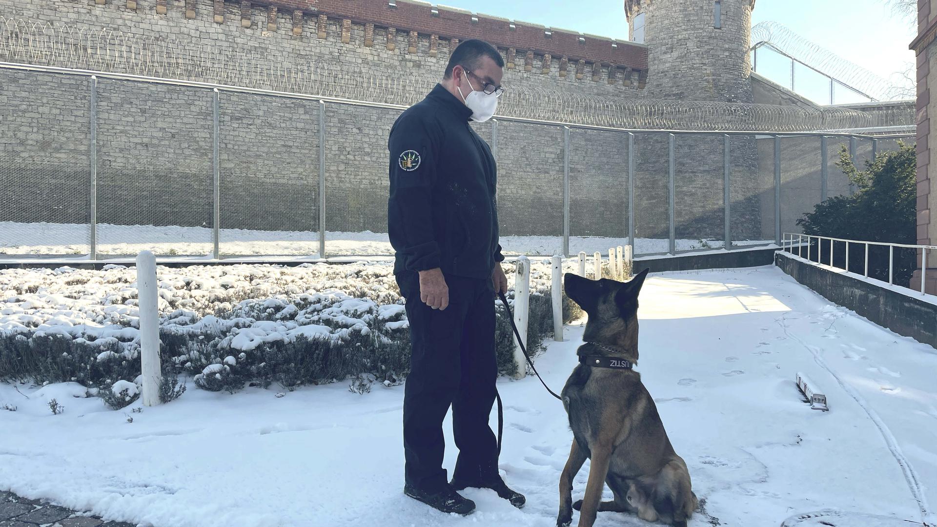 Michael Geist und Drogenspürhund Max vor der Justizvollzugsanstalt Bruchsal