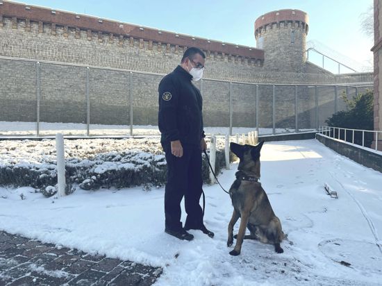 Michael Geist und Drogenspürhund Max vor der Justizvollzugsanstalt Bruchsal