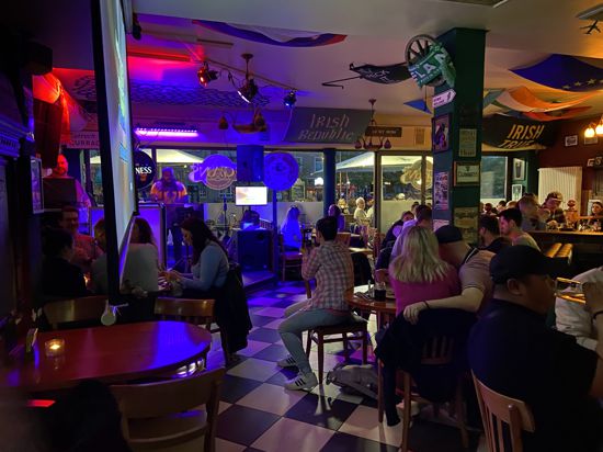 Zum Karaokeabend ist das Irish Pub "Egan´s" in Bruchsal jeden Freitageabend voll. Die Gäste nutzen ihren Auftritt am Mikrofon als Egobooster, Mutprobe oder einfach aus Spaß am Gesang.