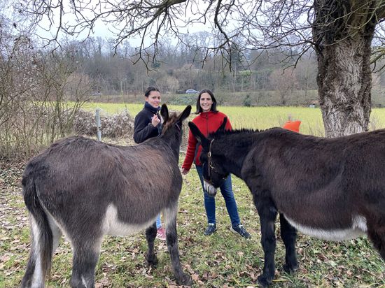 Eselszüchterin Katrin Dickgießer-Weiß und ihre Tochter Carla mit den Eseln Lucy und Kir. Sie sind vom Eselsvirus befallen, sagen sie. 
