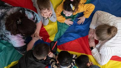 Kinder einer Kindergartengruppe der Kita Hoppsala machen in einem Gruppenraum mit ihren Erzieherinnen während einer Bewegungseinheit eine Pause. (zu dpa/lsw: «"Mehr Beinfreiheit" für Kitas - Kommunen wollen Landesrecht lockern») +++ dpa-Bildfunk +++
