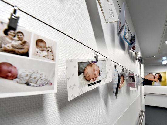 Die Bildergalerie auf der Entbindungsstation im Krankenhaus in Bruchsal.