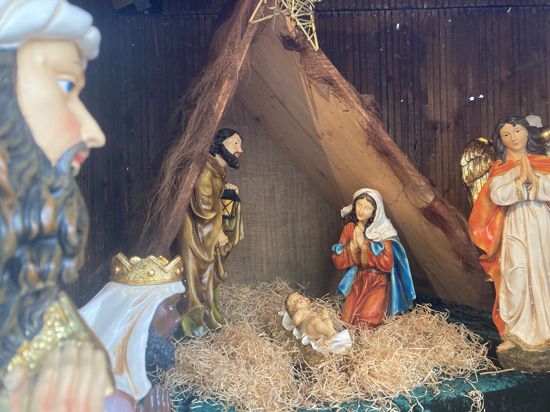 Alle in Bruchsal versammelt: Die Heiligen Drei Könige, Josef, das Jesuskind, Maria und ein Engel an der Krippe. Jetzt kann Weihnachten kommen. 