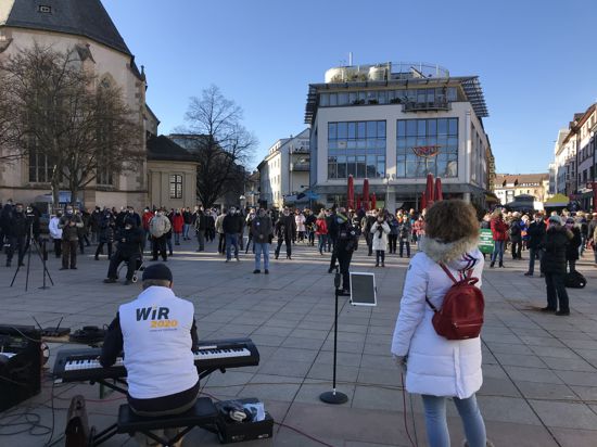 Protest gegen Corona-Maßnahmen auf dem Marktplatz vor dem Rathaus Bruchsal