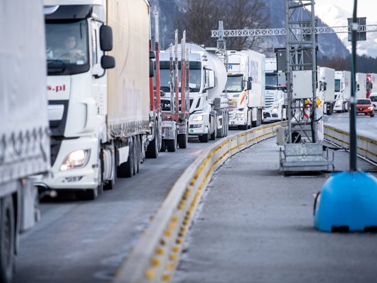Rückstau: Die verschärften deutschen Einreiseregeln an der Grenze zu Tirol haben auch in der Region zu Verzögerungen in den Lieferketten geführt. 