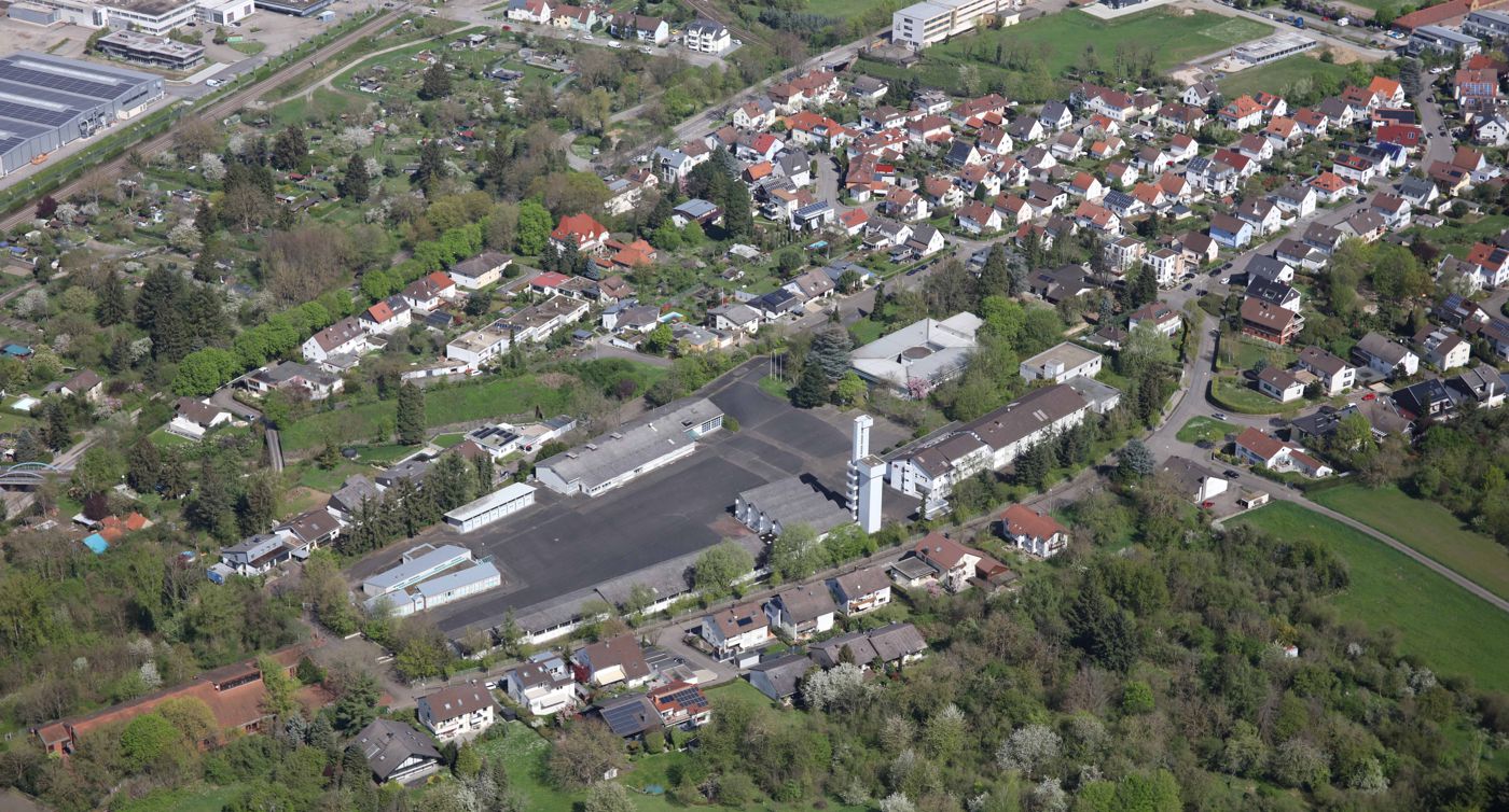 Das Gelände der alten Landesfeuerwehrschule in Bruchsal liegt am Rande des Wohngebietes „Unterer Geiersberg“. Dort plant das Land ein Flüchlingsheim einzurichten mit bis zu 500 Plätzen. Das stößt im Gemeinderat auf Widerstand. 
