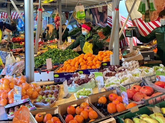 Frisch: Der Wochenmarkt in Bruchsal punktet bei den Kunden wie hier am Obst- und Gemüsestand Gerweck mit regionalen und saisonalen Produkten. Bei der Stadt gibt es Überlegungen, ihn noch attraktiver zu gestalten. 