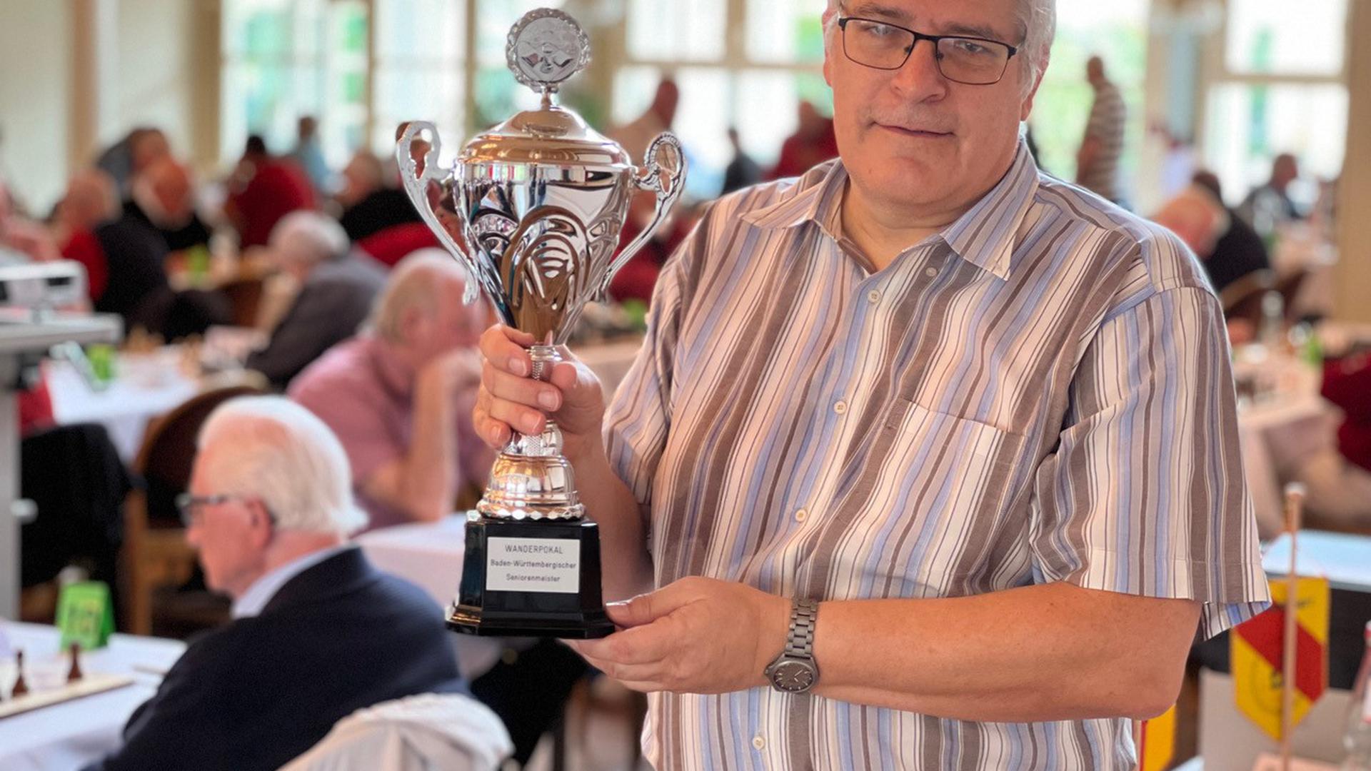 In Bad Herrenalb wird in dieser Woche ein International besetztes Schach-Turnier ausgetragen, Hauptschiedsrichter Matthias Kleifges aus Bruchsal zeigt den Pokal, den der Sieger gewinnen wird