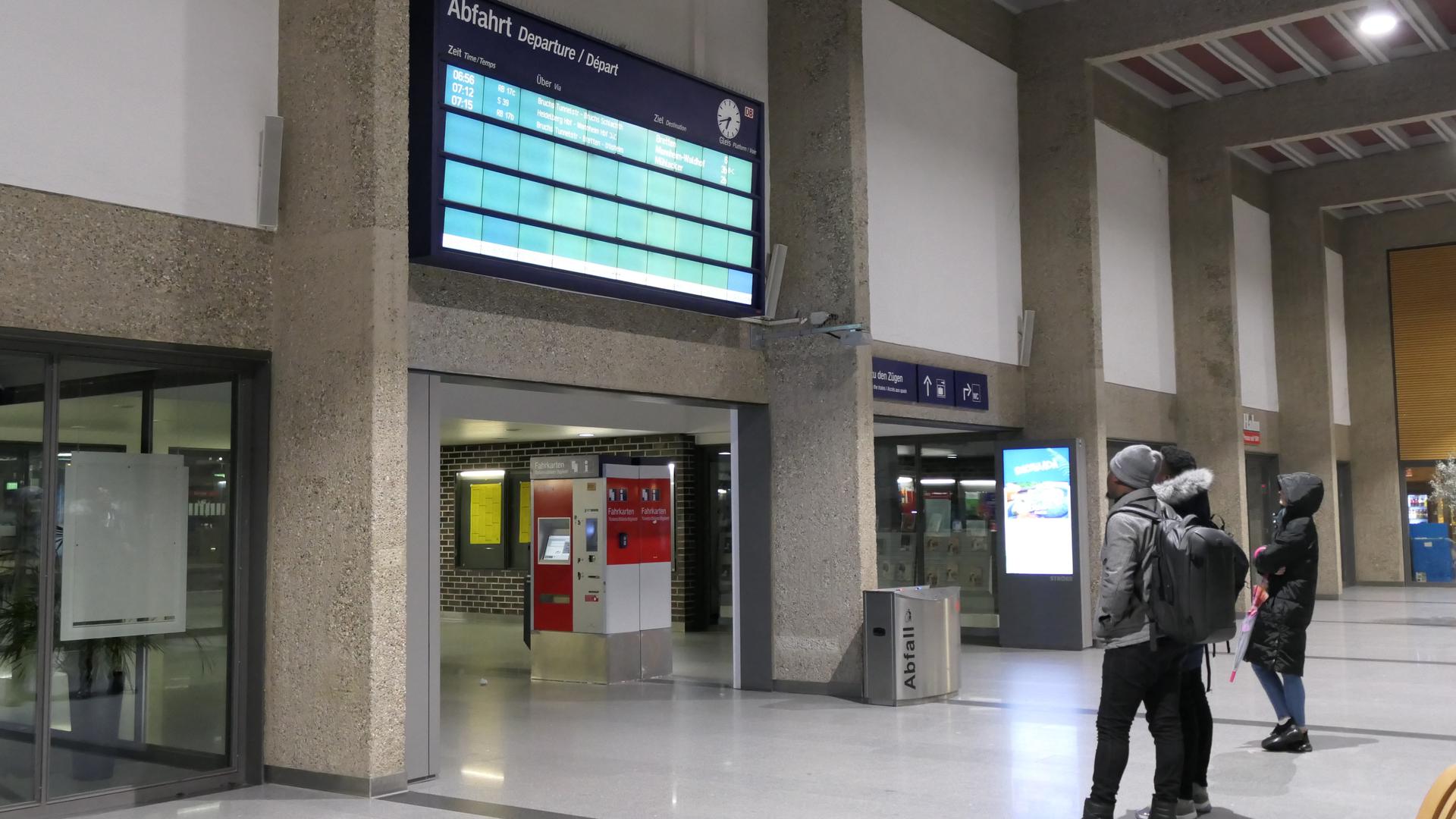 Vereinzelt haben sich Menschen - hier vor der leeren Anzeigetafel im Bahnhof Bruchsal - verirrt.