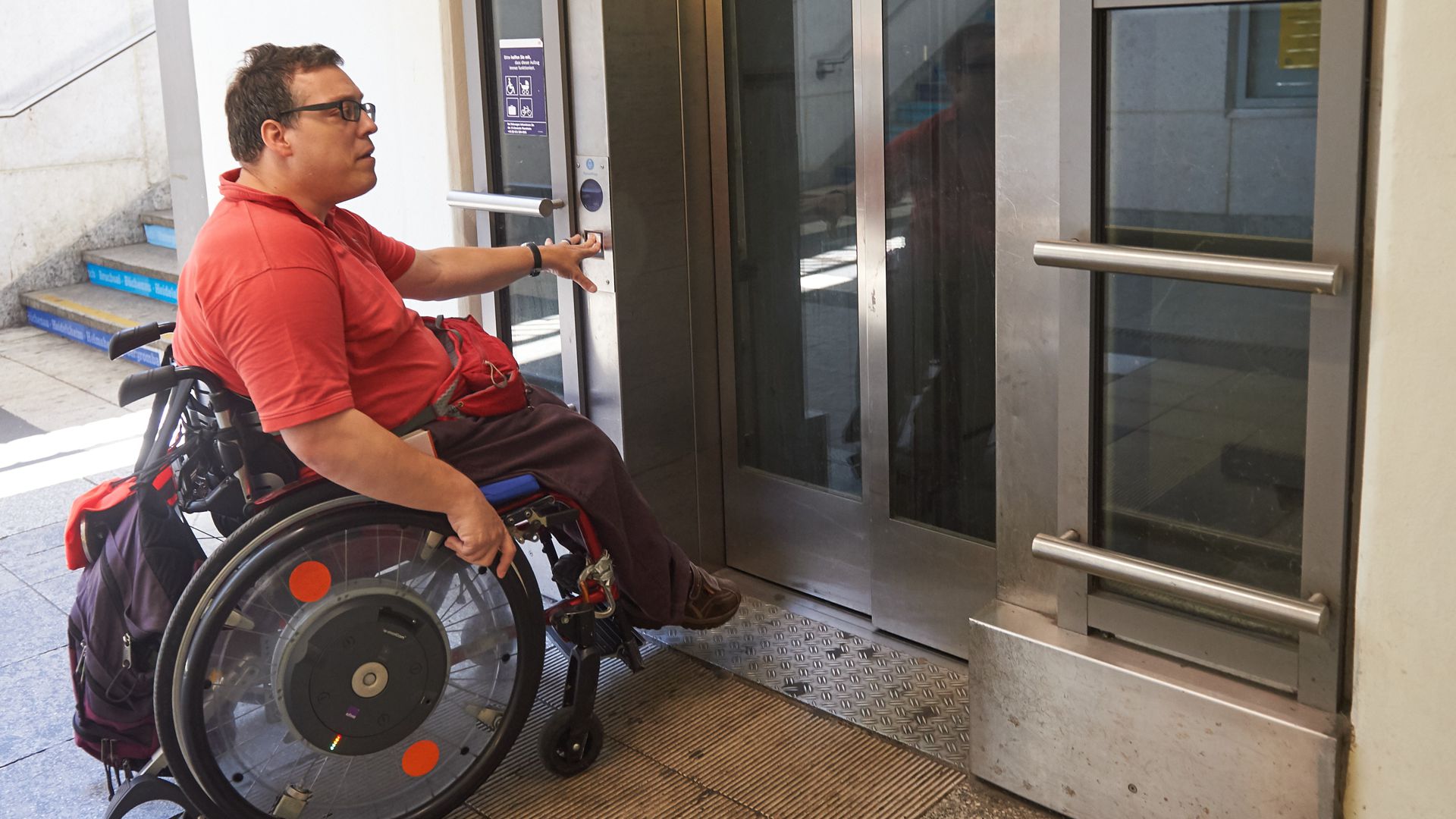 Noch funktionieren die Aufzüge im Bruchsaler Bahnhof: Doch schon bald kann Michael Berger dort nicht mehr aussteigen. Der Bruchsaler soll mit seinem Rollstuhl dann eben in Ubstadt oder am Gewerblichen Bildungszentrum aussteigen, findet die Bahn. 