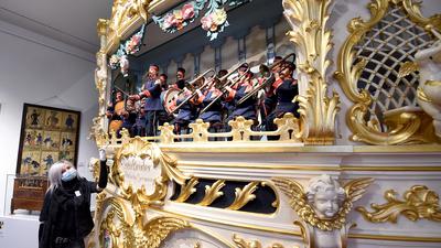 Neobarock gestaltete Jahrmarktorgel mit einem Androiden-Orchester. Sie steht im Deutschen Musikautomaten-Museum in Bruchsal.