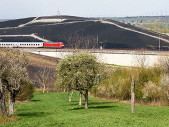 Quer durch die Mülldeponie: Über die „Bruchsaler Kurve“ und die geschlossene Deponie gelangen Züge aus Karlsruhe auf die Schnellbahnstrecke in Richtung Stuttgart.