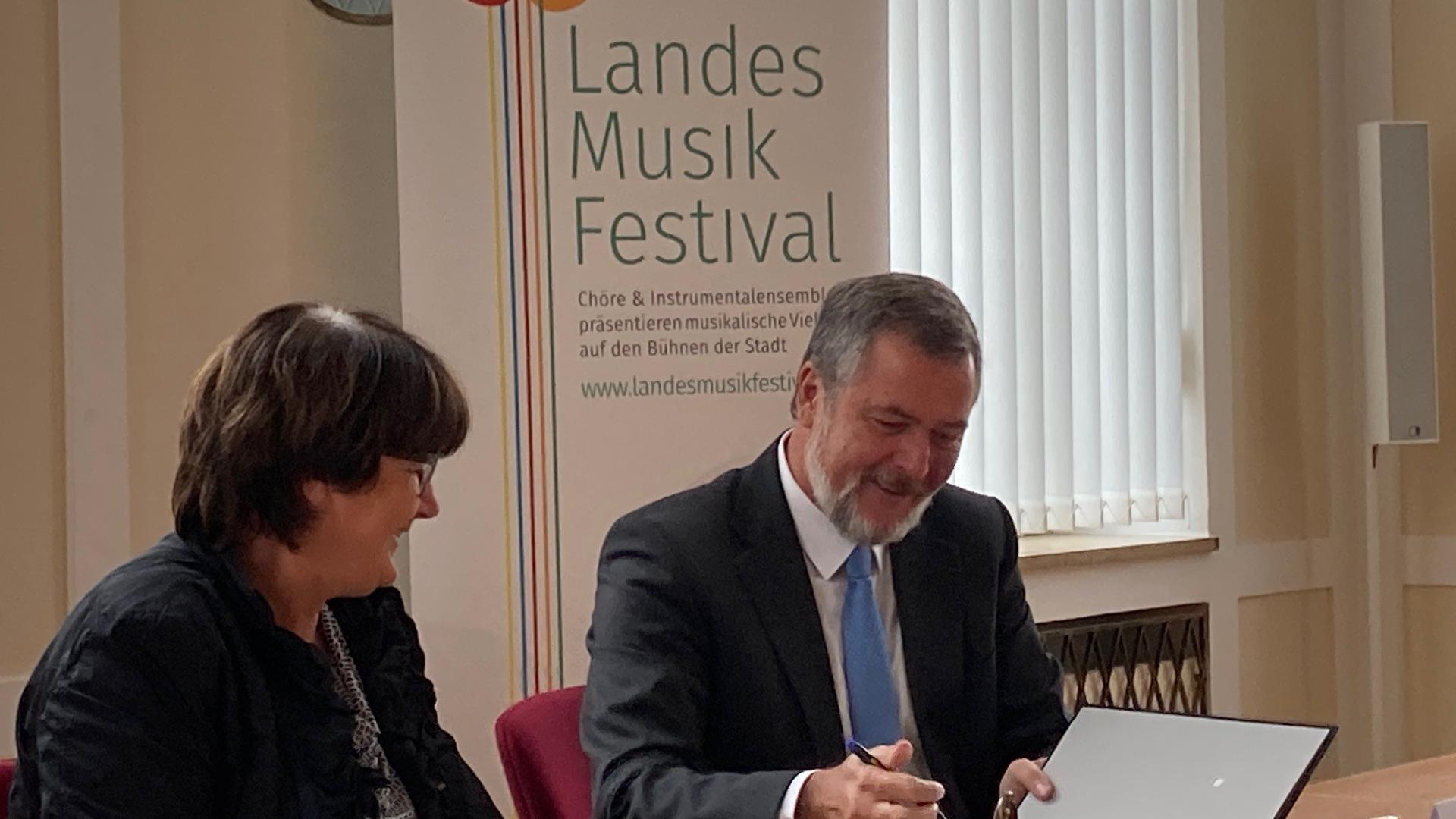 Vertrag für den Musikfestival unterzeichnet: Bruchsals Oberbürgermeisterin Cornelia Petzold-Schick und Christoph Palm, Präsident des Landesmusikverbands Baden-Württemberg.