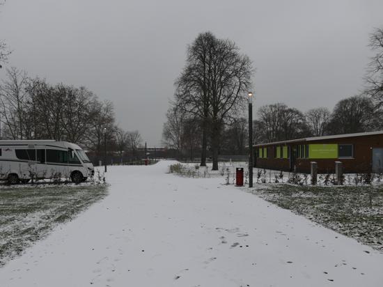 Trotz Schnee, Eis und Kälte sind unter der Woche noch ein paar wenige, hart gesottene Wohnmobilisten im Wohnmobilpark Bruchsal verblieben.