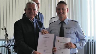 Inneminister Thomas Strobl gratuliert Yannik Richter und ernennt ihn zum Polizeiobermeister