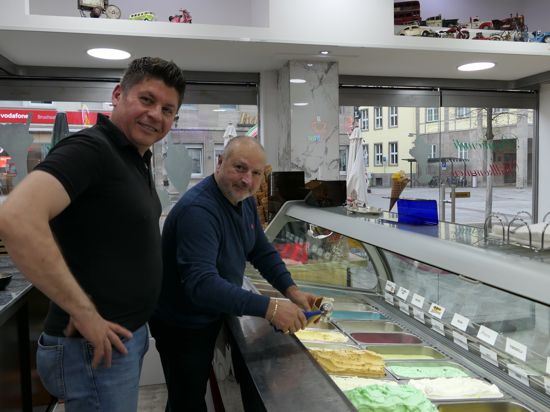 Seit über 50 Jahren stellt Antonio Chiarelli (rechts) Eis her. Yakub Yousif bietet dessem Eisspezialitäten nun am Marktplatz an. 