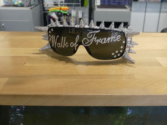 Crazy „Walk of Frame“-Brille von Oliver Alexander Kellner, besetzt mit 400 Swarovski-Steinen