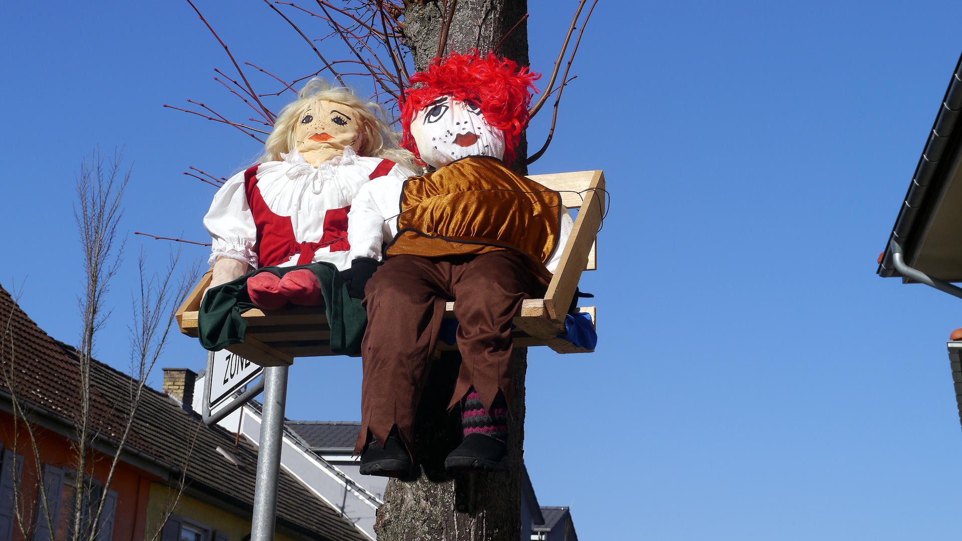 Überall in den Rheinsheimer Straßen halten die Puppen Ausschau nach närrischem Volk