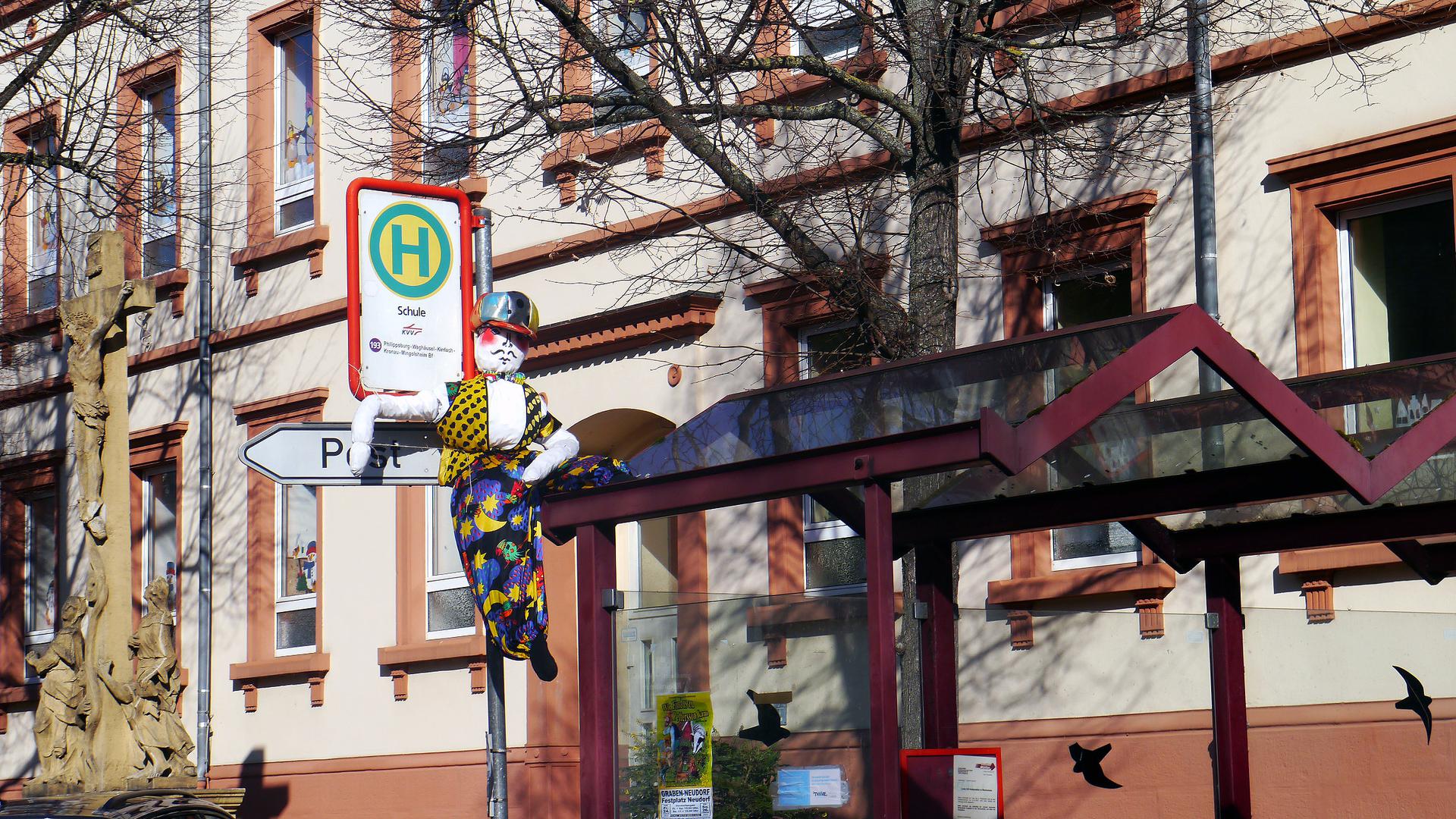 Überall in den Rheinsheimer Straßen halten die Puppen Ausschau nach närrischem Volk