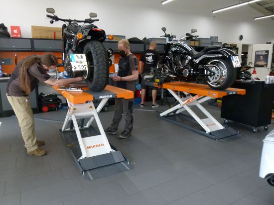 Steven Stock und Roland Flinspach machen Harleys in der Werkstatt von Graf Hardenberg, Harley Davidson in Bruchsal fit für den Frühling.