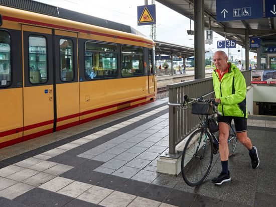 Erwin Philipp ist oft mit dem Fahrrad unterwegs: Wenn seine Bahn nach Odenheim unangekündigt das Gleis wechselt, gerät er, aber auch viele Mitreisende in Stress. 
